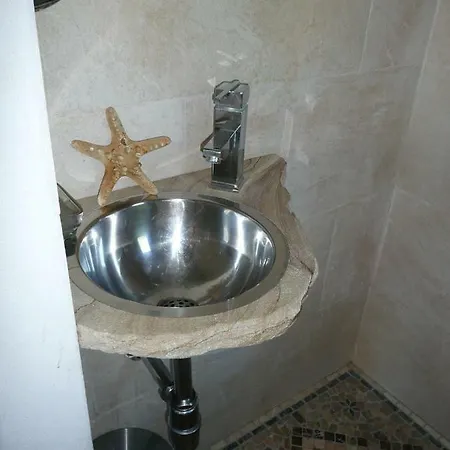 Budget Romance Tower Studio Lari